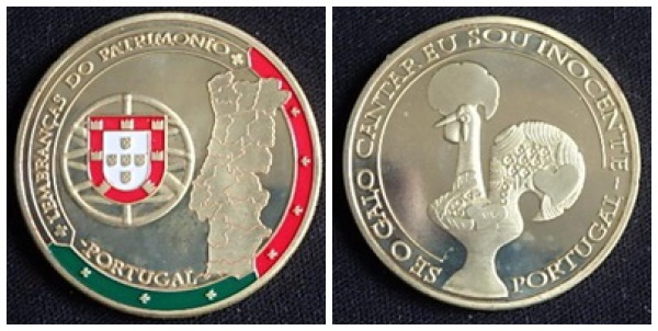 MEDALHA DOURADA - ANVERSO - Ao centro do lado esquerdo o Escudo característico de Portugal com rica policromia em laca branca e vermelha rodeado por coroas do tempo de reinado, já no lado direito o ma