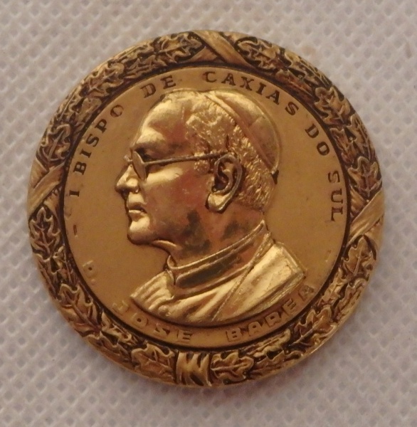 COLECIONISMO - Medalha D. José Barea. 1º Bispo de Caxias do Sul RS. Bronze, 41g 30mm