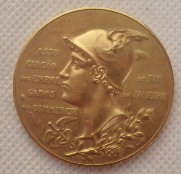 Numismática: Medalha da Associação dos Empregados do Comércio do Rio de Janeiro, 1890 / 1900. Em bronze dourado, com 45 mm de diâmetro