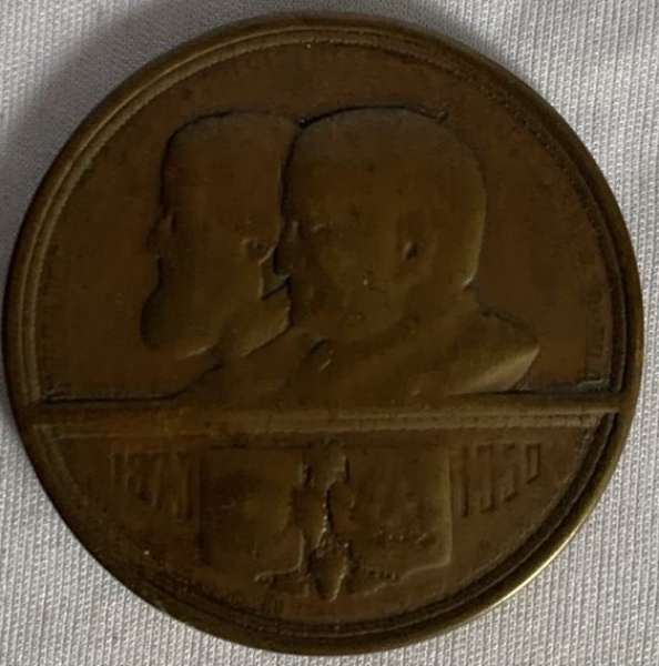 Colecionismo medalha Bronze no verso o busto de duas figuras com a data 1875/1950, no verso e relevo desenhos de cidadela, casaria, pessoas e engrenagem em alto relevo na borda decorações com cacho de