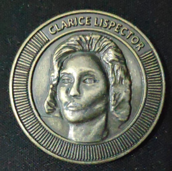 Medalha TAG com imagem de Clarice Linspecto em relevo. Diam.45mm