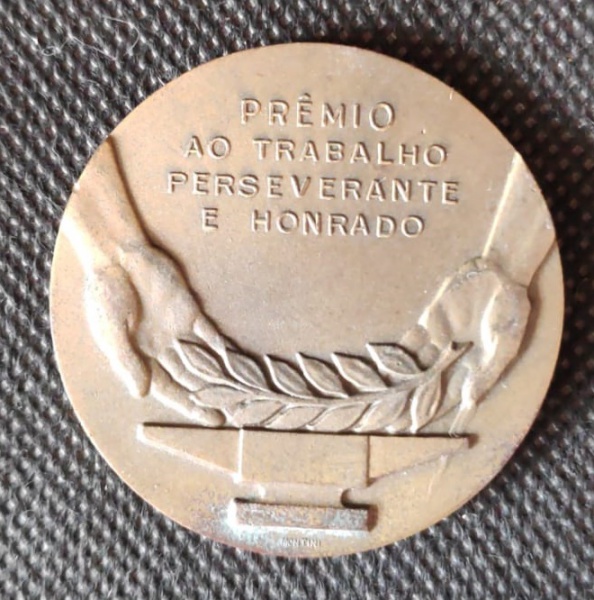 Medalha de Bronze prêmio ao trabalhado perseverante e honrado, no verso, inscrito fundição Tupy S.A Joinvile. Med. 50mm
