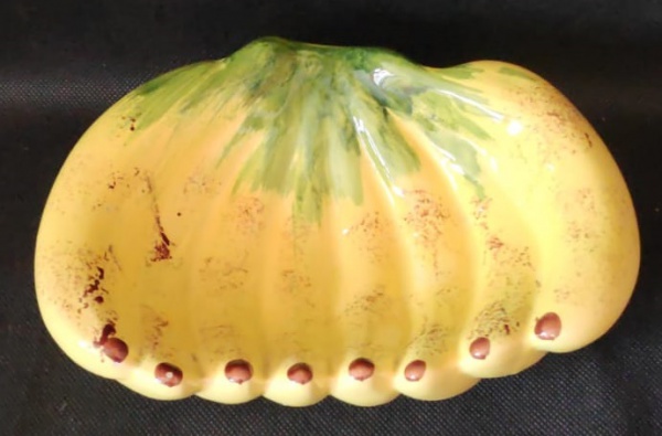 Mini fruteira de porcelana no formato de cachos de banana. Med. 23cm