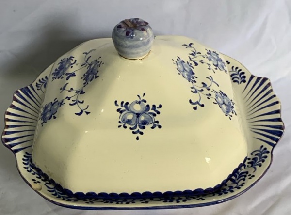 Queijeira de Porcelana fundo branco com decoração em floral, apresentando pequeno bicado conforme foto e restauro na pinha da tampa fundo marcado Etienne. Med. 26cm x 22cm x 15cm