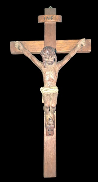 Crucifixo em Madeira Esculpida - Cristo na Cruz - Crucifixo de parede, com Cristo esculpido em madeira e cruz em madeira maciça. Inscrição "INRI" na parte superior - O Cristo parece ser talha em madei