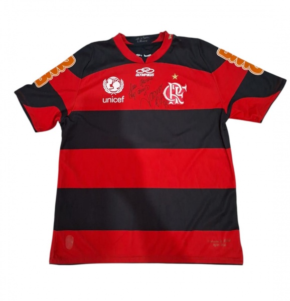 Camisa Flamengo Autografada por Vagner Love - Flamengo, modelo retrô com patrocínio Unicef e fornecedor Olympikus. Escudo bordado + estrela dourada indicam modelo pós-1981, homenageando o Mundial - Te