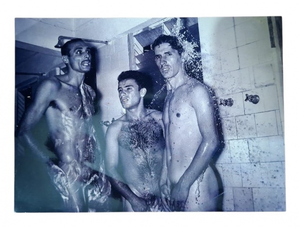Antiga fotografia de coleção de Jogadores de Futebol tomando banho após o jogo - Med. 20,5cm x 15cm