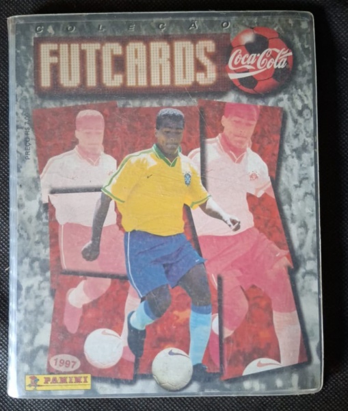 Álbum de Figurinhas - Futcards Coca-Cola 1997 - Álbum "Coleção FUTCARDS Coca-Cola 1997" da Panini. Capa com jogador da Seleção em destaque - Lançado pela Panini em parceria com Coca-Cola no Brasil, 19
