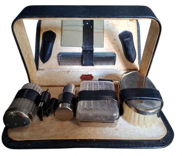 Necessaire de Viagem Vintage - Marca "Piace" - - Necessaire/kit de viagem masculino, couro sintético preto por fora, forro bege por dentro. Tem espelho, pente, escova de cabelo, saboneteira, vidro de