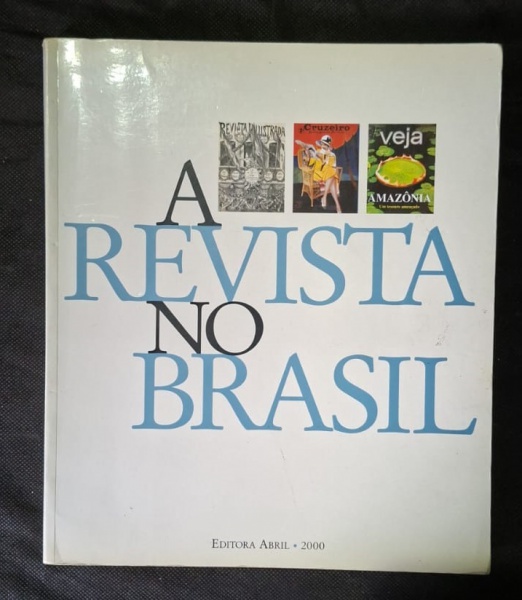 Livro "A Revista no Brasil" - Editora Abril 2000 - Livro capa dura/grande formato sobre história das revistas brasileiras. Capa branca com título azul "A REVISTA NO BRASIL" + 3 mini capas: Revista Ilu