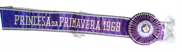 Faixa "Princesa da Primavera 1968" - Casa do Marinheiro Naval - Roseta + brasão 1º Distrito Naval - Faixa de cetim/roxo metálico com letras brancas bordadas "PRINCESA DA PRIMAVERA 1968". Bordas com ga