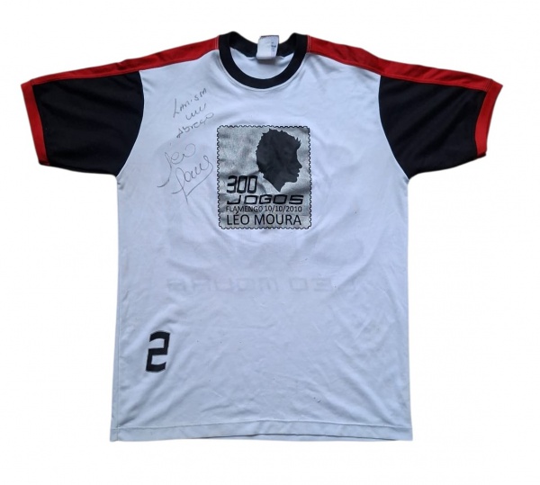 Camisa Comemorativa Flamengo - "300 Jogos Léo Moura" - 10/10/2010 - Autografada pelo próprio Léo Moura - Nº 2 - Camisa branca Flamengo com detalhes vermelho/preto nos ombros. Estampa central tipo selo