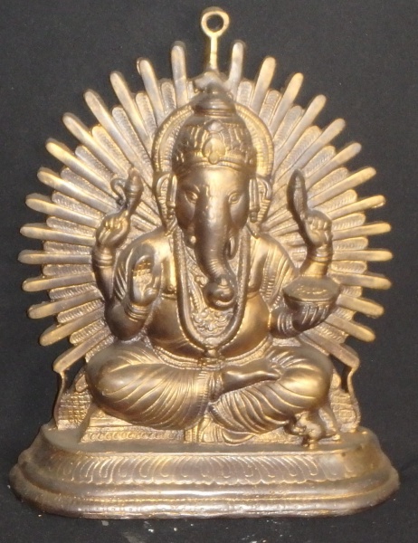 Escultura oriental em material sintético na tonalidade dourada representada por Ganesha - Ganesha é uma divindade hindu popular, é conhecido como o deus do intelecto, sabedoria e fortuna. Ele é o "Des