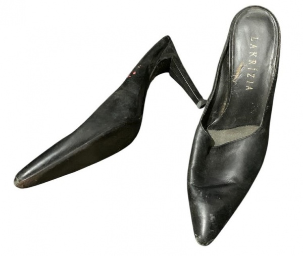 Sapato bico fino Feminino de Couro Preto da Lakrizia, solado de couro com pouco uso, salto Alto, tamanho 35.