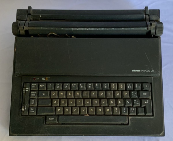Antiga máquina de escrever elétrica Ollivetti PRÁXIS 20 sem o cabo de alimentação, não testada, sem garantia.