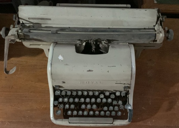 Máquina de escrever antiga da marca Royal faltam 3 teclas, no estado, não testada