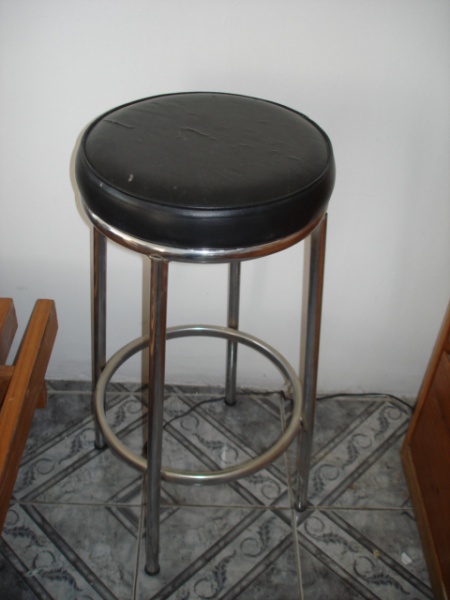 Banco revestido em courvin apresentando rachaduras, reforçado e cromado com 74cm altura.