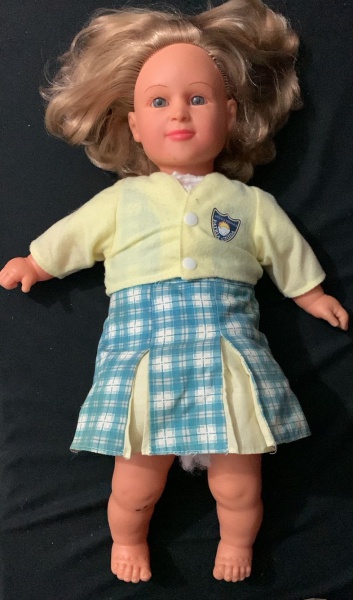 Boneca loira com olho azul cabeça de borracha e corpo de plástico, Alt 50 cm - Necessário refazer a fraldinha da boneca.