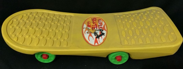Super Skate GGB infantil amarelo em bom estado. Med. 49cm x 19cm