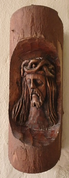 Talha de madeira de tronco representando cristo coroado, marcas de traças já tratada. Med. 0,16cm x 0,40cm.