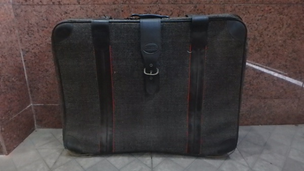 Mala de Viagens na cor cinza com reforço em couro, marcas de uso, com rodinhas, no estado. Med. 79x76x51cm