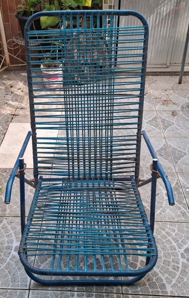 Cadeira de braço com estrutura de revestida com fibra sintética, ideal para áreas externas por ser resistente ao sol e à chuva.