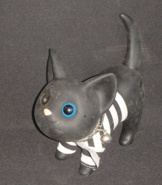Brinquedo antigo - Gatinho preto de borracha sintética com pijama listrado, falta um olho.