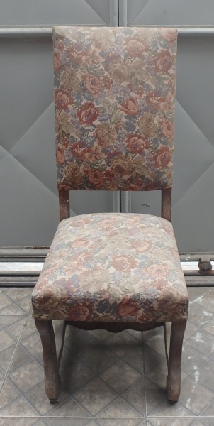 MOBILIÁRIO - Cadeira em madeira nobre no estilo rústico. Assento e encosto estofados em gobelein floral. Med.: 1,08m alt X 46cm larg X 46cm prof.
