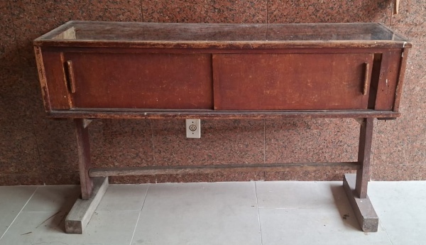 Móvel - Vitrine antiga de madeira com acabamento desgastado, composto por parte superior de vidro com estrutura retangular superior com um tampo plano e dois compartimentos frontais - Apoiada em um su