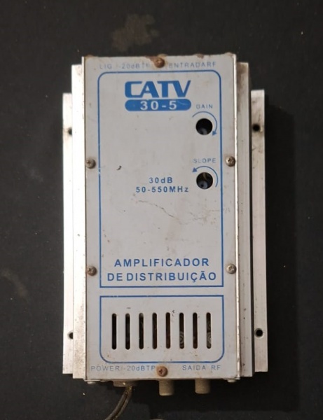 Amplificador de Distribuição CATV 30-5, utilizado em sistemas de televisão a cabo (CATV) para amplificar e distribuir sinais de RF (rádio frequência) na faixa de 50550 MHz. Ele possui ganho de 30 dB e