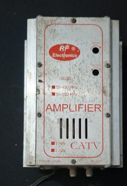 Amplificador de sinal de CATV (Cable Television) da marca RF Electronics. Ele é usado para amplificar sinais de TV a cabo em sistemas de distribuição de sinal, geralmente operando na faixa de frequênc