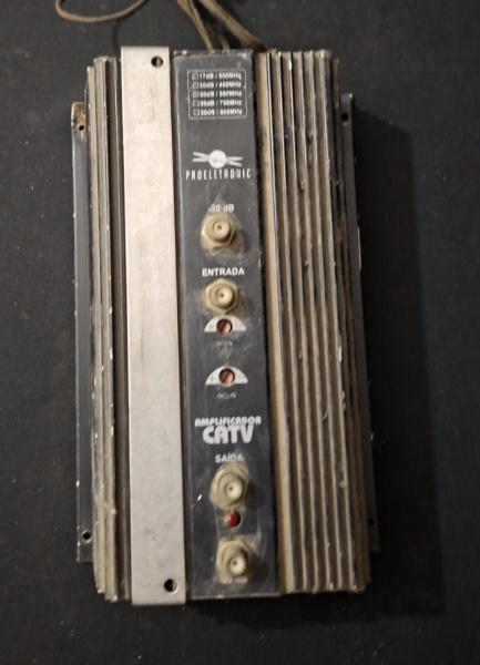 Amplificador de sinal CATV (Community Antenna Television), da marca Proeletronic. Ele é usado para amplificar sinais de TV a cabo ou antena, melhorando a qualidade do sinal em sistemas de distribuição