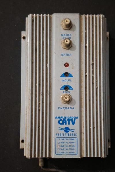 Amplificador CATV (Community Antenna Television) da marca Proeletronic. Ele é usado para amplificar sinais de TV a cabo (CATV) e possui as seguintes características visíveis na etiqueta:1. Modelos de 
