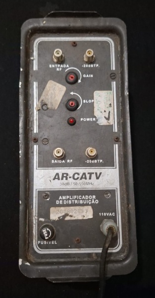 Amplificador de distribuição de sinal de TV, modelo AR-CATV, com ganho de 30 dB e frequência de operação entre 50-550 MHz. Ele é projetado para amplificar e distribuir sinais de RF (radiofrequência) d