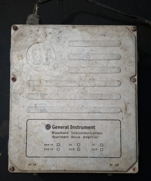 Amplificador de casa de apartamento (Apartment House Amplifier - BHA) da General Instrument, modelo BHA-55/BHA-75, usado em sistemas de telecomunicações de banda larga para amplificar sinais de RF (rá