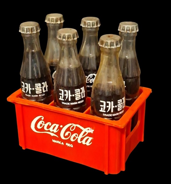 Miniaturas Coca-Cola - Engradado + 6 Garrafas Coreanas - Idioma do rótulo: Coreano "" = Coca-Cola - - Conjunto promocional igual ao anterior, mas com as 6 garrafinhas de vidro no engradado laranja plá
