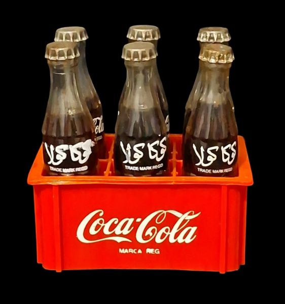 Miniaturas Coca-Cola - Engradado + 6 Garrafas - Idioma do rótulo: Árabe/Persa " " = Coca-Cola - - Conjunto promocional/miniatura com engradado plástico laranja Coca-Cola + 6 garrafinhas de vidro estil