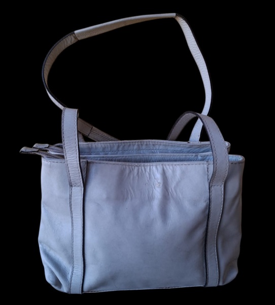 Bolsa Tote em Couro Cinza Claro - Modelo: 2 zíperes + alça de ombro - Bolsa tote retangular média em couro/imitando couro cor cinza claro/prata. Design minimalista sem logo externo visível. 2 zíperes