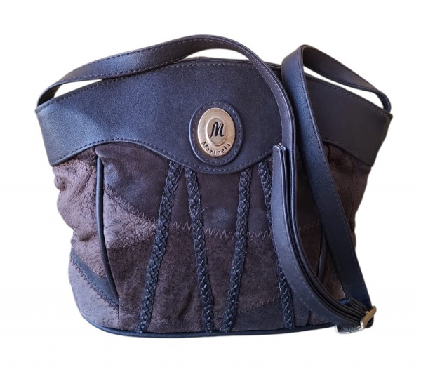 Bolsa Marinele Marrom - Couro Patchwork Trançado - Medalhão: "M Marinele" - Bolsa hobo/sacola média em tons de marrom. Mix de materiais: couro liso marrom escuro na parte superior + corpo em patchwork
