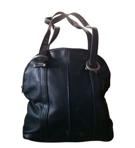 Bolsa Preta Tote - Couro com Argolas Metálicas - Modelo: Zíper topo + argolas estilo "O" - Bolsa tote média/grande preta com formato arredondado/base larga. Couro liso preto com gomos verticais costur