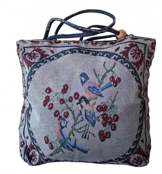 Bolsa Tote Tecido Jacquard - Pássaros e Cerejas - Detalhe: Alça cordão + bolinha madeira - Bolsa tote média quadrada em tecido tipo tapeçaria/jacquard. Fundo bege/claro com moldura verde escura e bord