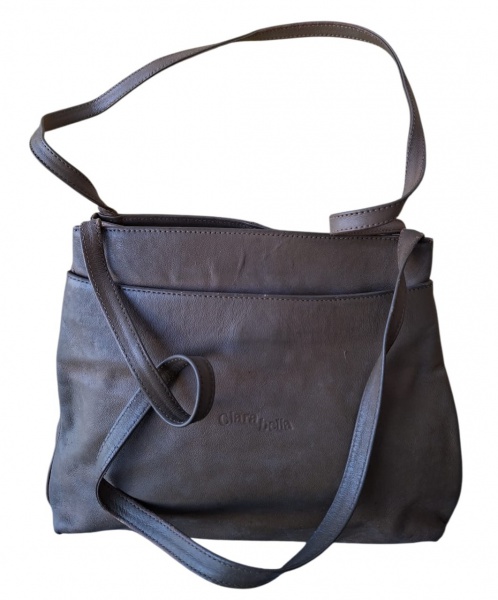 Bolsa ClaraBella Couro Marrom Chocolate - Hobo/Sacola - Marca: ClaraBella gravada - Bolsa hobo/sacola média em couro marrom chocolate fosco. Couro macio "envelhecido" com vincos naturais. Design minim