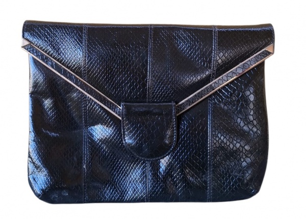 Clutch Envelope Piton Preto - Brilho Verniz - Detalhe: Filete metálico diagonal - Clutch envelope média preta com textura estampa piton/cobra. Material com brilho envernizado, reflete luz. Formato env