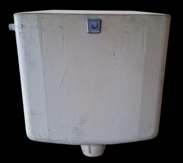 Caixa Acoplada / Caixa de Descarga Vintage - Para decoração/cenografia/retrofit: - Caixa de descarga plástica antiga, modelo de sobrepor/alta. Formato trapezoidal clássico, botão de acionamento metáli