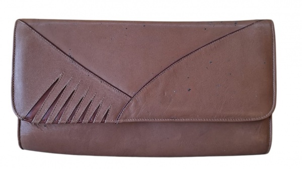 Bolsa - Clutch Envelope Couro Marrom com Recorte Geométrico - Descrição:- Modelo: Clutch envelope/bag sem alça, aba sobreposta- Material: Couro legítimo marrom/caramel. Pela textura natural + marcas d