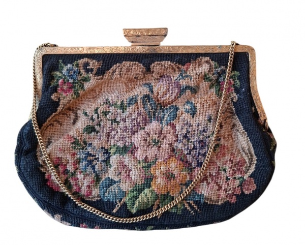 Clutch Tapestry Bordado Ponto Cruz com Armação Metal - Descrição:- Modelo: Clutch envelope com armação rígida metal dourada + fecho "beijo" + alça corrente- Material: Tela bordada ponto cruz/needlepoi