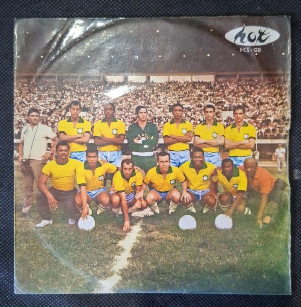 Compacto Vinil - Seleção Brasileira 1970 - Selo Hot - HCS-128 - Capa com foto do time do Tri - Compacto simples 45 RPM, selo "Hot" HCS-128. Capa com foto oficial da Seleção Brasileira de 1970: Pelé ag