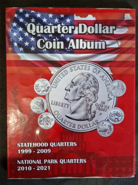 Álbum Quarter Dollar - Statehood + National Park - 1999-2021 - 50 Estados + Parques Nacionais - Álbum organizador capa dura, bandeira dos EUA. "STATEHOOD QUARTERS 1999-2009" = 50 moedas dos 50 estados