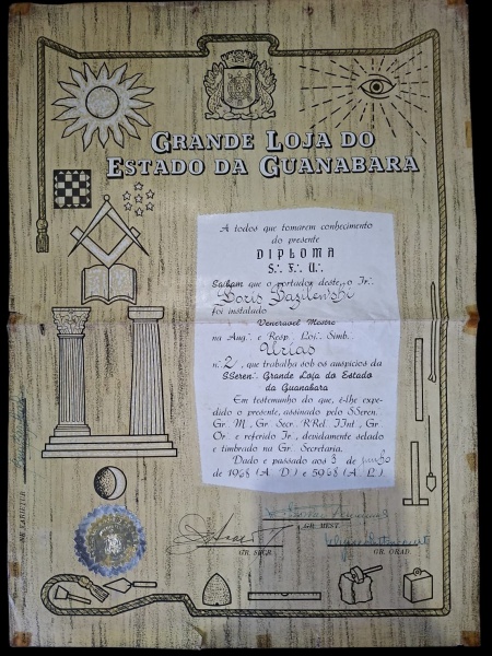 Diploma Maçônico - Grande Loja do Estado da Guanabara - 3 de Junho de 1968 - A.D. / 5968 A.L. - Diploma impresso em papel envelhecido, com litografia maçônica na borda. Selo dourado/azul de papel cola