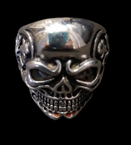 Anel Caveira - Metal Prateado - Item: Anel grande tipo "signet ring" em formato de caveira 3D. Detalhes nas laterais com mais caveiras menores - aço inoxidável ou liga metálica banhada a ródio. Os pon